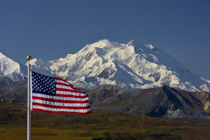 Mount_McKinley,_with_US_Flag_at_Eielson_Visitor_Center_(5300913475)
